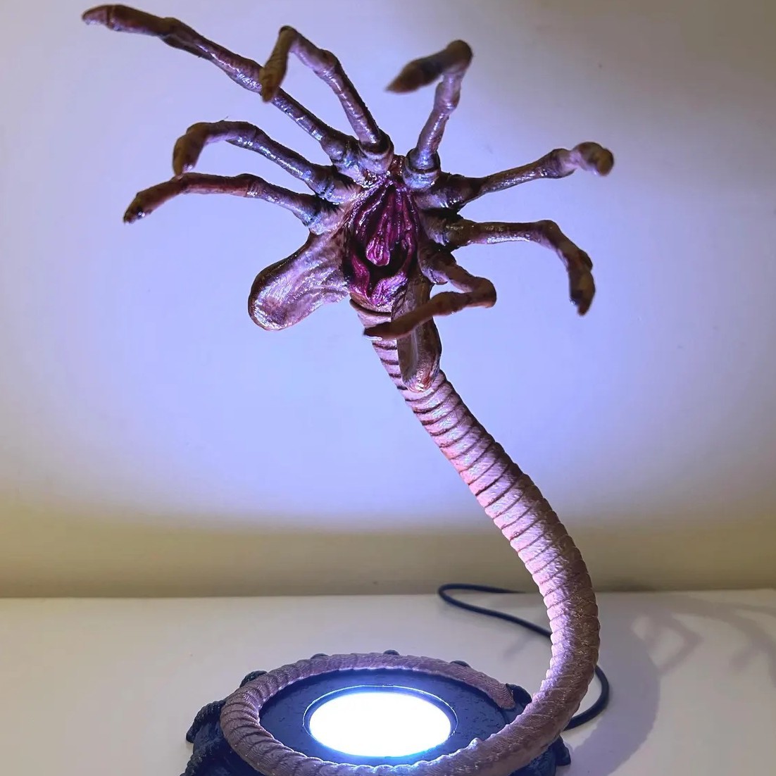 Neon Sign Party - Lampka nocna Alien Facehugger, migocząca dekoracja
